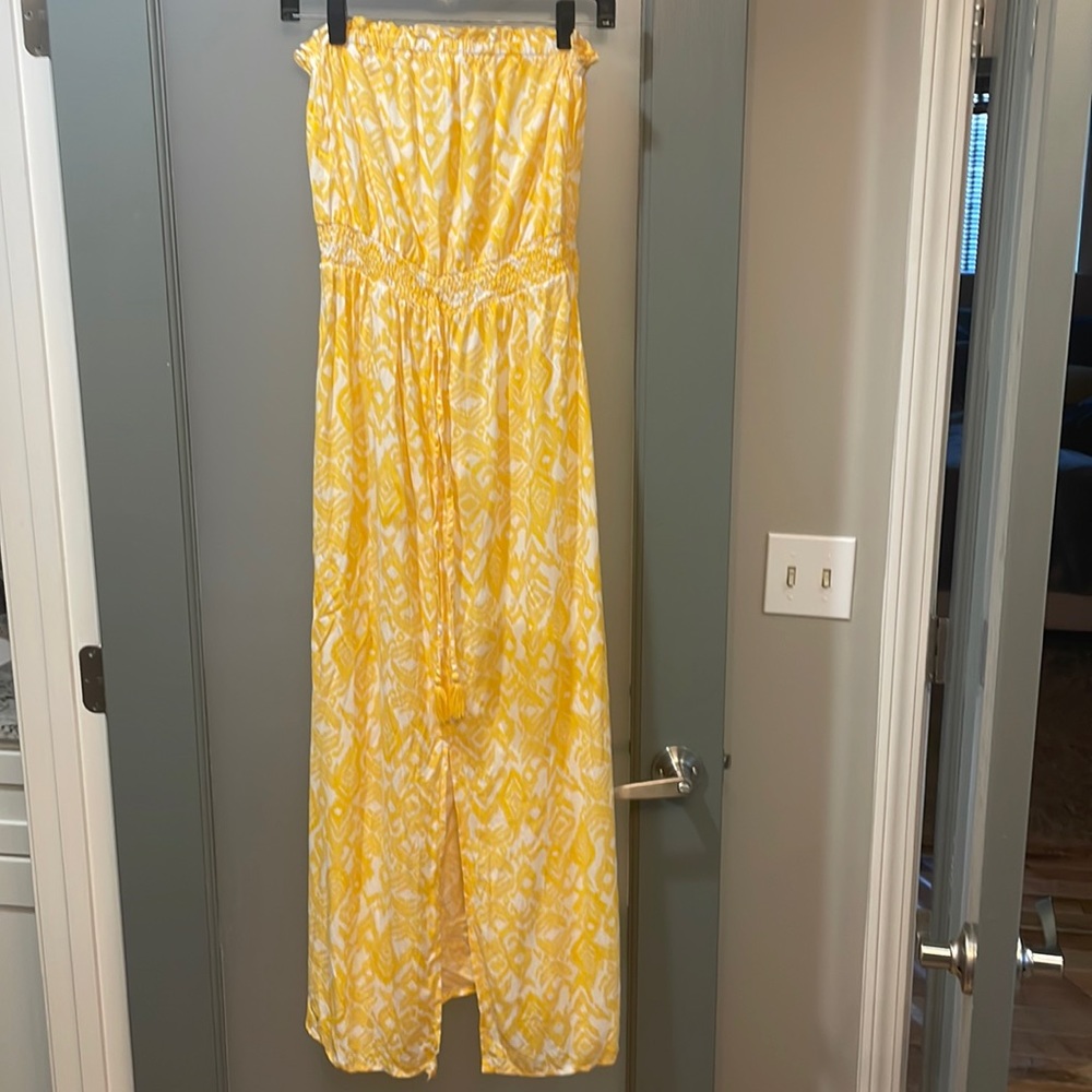 Adorable strapless dress!